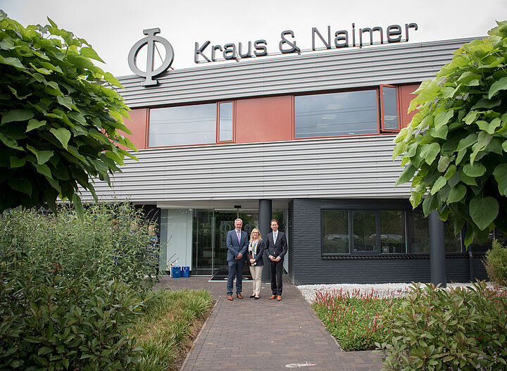 Kraus & Naimer Holland Besuch Botschafterin bei Schalterspezialist.