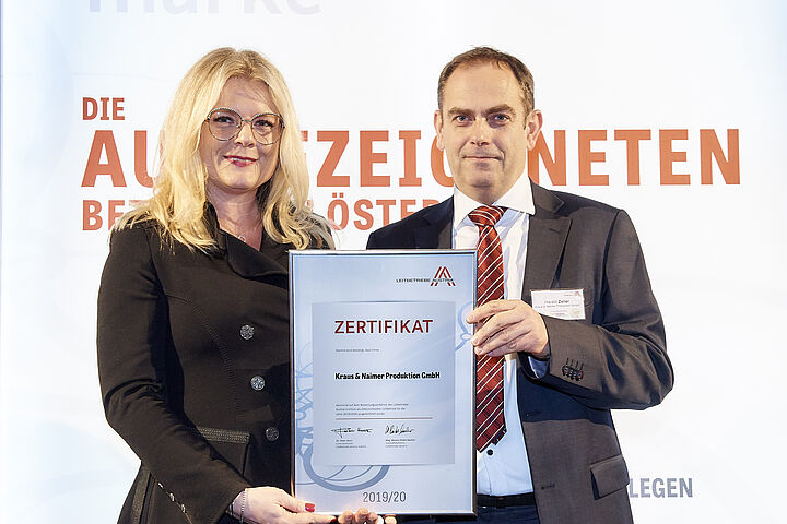 Monica Rintersbacher consegna il premio ad Harald Zeller (CFO della Kraus & Naimer Produktion Gmbh) Monica Rintersbacher (CEO of Leitbetriebe Austria), Harald Zeller (CFO Kraus & Naimer Produktion Gmbh)